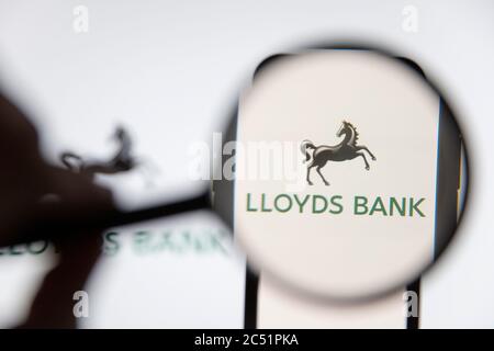 LONDON, UK - Juni 2020: Lloyds Bank Logounder eine Lupe Stockfoto