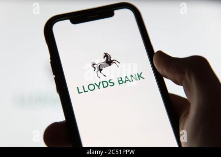 LONDON, Großbritannien - Juni 2020: Lloyds Financial Banking Logo auf einem Smartphone Stockfoto