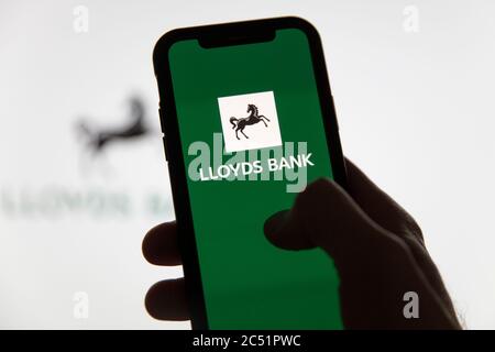 LONDON, Großbritannien - Juni 2020: Lloyds Financial Banking Logo auf einem Smartphone Stockfoto