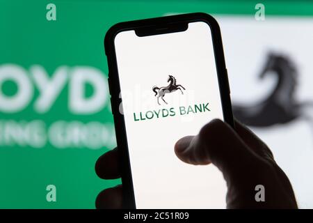 LONDON, Großbritannien - Juni 2020: Lloyds Financial Banking Logo auf einem Smartphone Stockfoto