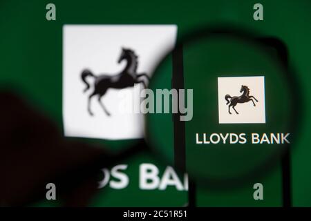 LONDON, UK - Juni 2020: Lloyds Bank Logounder eine Lupe Stockfoto