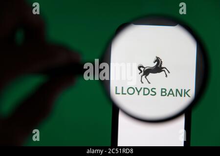 LONDON, UK - Juni 2020: Lloyds Bank Logounder eine Lupe Stockfoto