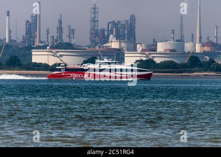 Hochgeschwindigkeits-Katamaran Red Jet 6 für Fußgänger, der der Fährgesellschaft Red Funnel gehört Stockfoto