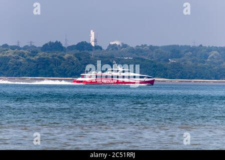 Hochgeschwindigkeits-Katamaran Red Jet 6 für Fußgänger, der der Fährgesellschaft Red Funnel gehört Stockfoto