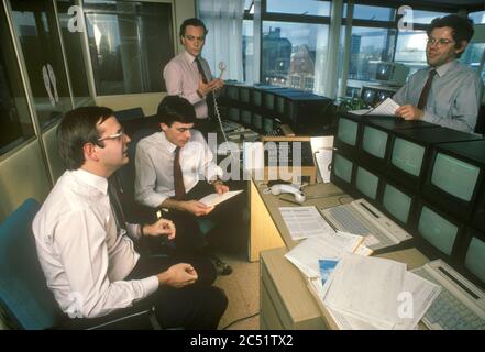 Börsenmakler der 1990er Jahre in Großbritannien arbeiten für Hoare Govett an ihren Terminals in der City of London. Um 1995 England Vereinigtes Königreich HOMER SYKES Stockfoto