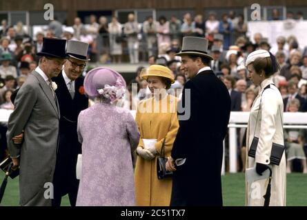 Queen Elizabeth 1980er Jahre Großbritannien. Königin Mutter, Prinzessin Ann und Höflinge Derby Day Pferderennen Epsom Downs. Lord Porchester der Earl Carnarvon Halbansicht in schwarzem Schweifmantel. Um 1985 HOMER SYKES Stockfoto