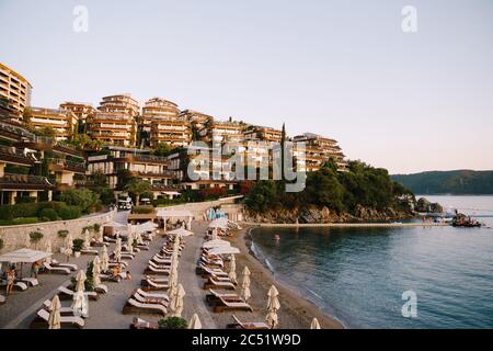 Budva, Montenegro - 07. juni 2020: Dukley-Gärten-Komplex in Budva, Montenegro. Stockfoto