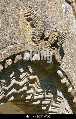 Kunstvolle Schnitzereien und Dekoration rund um die Eingangshalle der alten Kirche von St. Andrews in Holcombe, Radstock, Somerset, England, Großbritannien Stockfoto