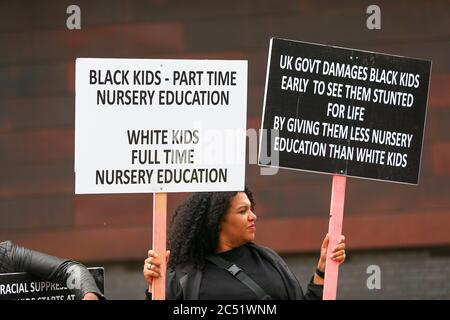 Dudley, West Midlands, Großbritannien. Juni 2020. Während der Premierminister Boris Johnson eine Rede in Dudley hielt, hielt eine Handvoll Demonstranten außerhalb des Colleges, in dem er sprach, Plakate hoch, die Vollzeit-Kindertagesstätten für schwarze Kinder forderten. Kredit: Peter Lopeman/Alamy Live Nachrichten Stockfoto