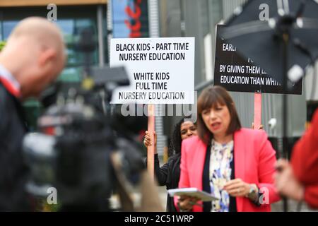 Dudley, West Midlands, Großbritannien. Juni 2020. Während der Premierminister Boris Johnson eine Rede in Dudley hielt, hielt eine Handvoll Demonstranten außerhalb des Colleges, in dem er sprach, Plakate hoch, die Vollzeit-Kindertagesstätten für schwarze Kinder forderten. Kredit: Peter Lopeman/Alamy Live Nachrichten Stockfoto