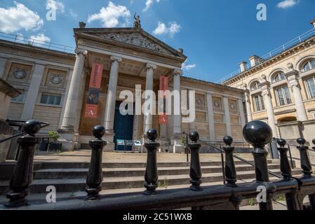 Das Ashmolean Museum in Oxford bleibt frühestens bis August geschlossen, statt am 4. Juli wieder zu eröffnen. Das Museum hat viele Änderungen zu machen, um neue Covid Richtlinien anzupassen. Seit dem 17. März 2020 ist sie geschlossen. Stockfoto