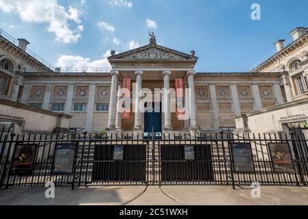 Das Ashmolean Museum in Oxford bleibt frühestens bis August geschlossen, statt am 4. Juli wieder zu eröffnen. Das Museum hat viele Änderungen zu machen, um neue Covid Richtlinien anzupassen. Seit dem 17. März 2020 ist sie geschlossen. Stockfoto