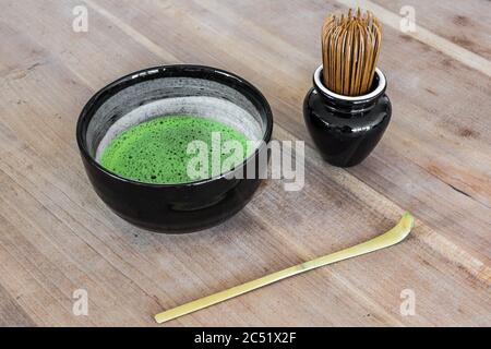 Traditionelle Matcha Tee Zeremonie mit Schale, Schneebesen und Schaufel Stockfoto