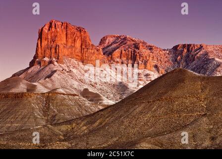 El Capitan und Guadalupe Peak bei Sonnenaufgang nach Winterschneesturm, Chihuahuan Desert, Guadalupe Mountains National Park, Texas, USA Stockfoto