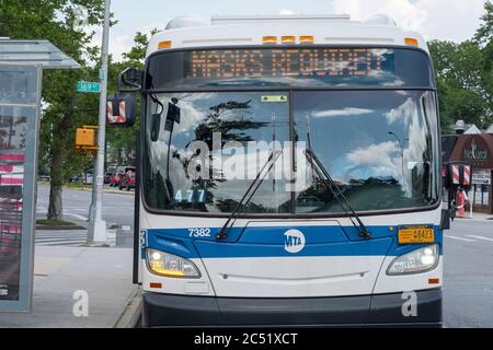 Während der Pandemie von 2020 zeigt ein Bus in New York City ein elektronisches Schild an, das besagt, dass Masken erforderlich sind. In Flushing, Queens, NYC. Stockfoto