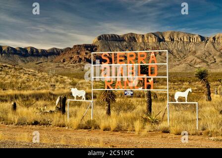 Ranch Schild in Prairie in Big Bend Country mit Sierra Diablo Bergkette in der Ferne, Chihuahuan Wüste, in der Nähe von Van Horn, Texas, USA Stockfoto