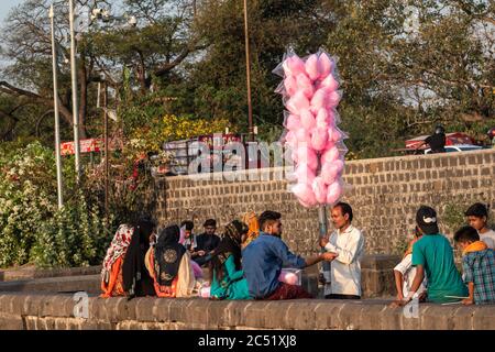 Nagpur, Maharashtra, Indien - März 2019: Ein indischer Straßenhändler, der Zuckerwatte an einem Touristenort in der Stadt verkauft. Stockfoto