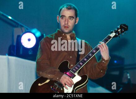 Oasis in concert in Earl's Court Exhibition Hall 4. November 1995: Paul 'Bonehead' Arthurs Stockfoto