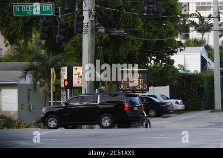 Fort Lauderdale, FL, USA. Juni 2020. Eine allgemeine Ansicht eines Zeichens, das "Strand geschlossen 2. Juli" am Deerfield Strand liest als South Florida Strände für das vierte Juli-Wochenende schließen, Florida berichtet einen weiteren Rekordanstieg in Coronavirus Fällen, Florida Covid-19 Anstieg zeigt, dass der Staat Wiedereröffnungsplan funktioniert nicht am 29. Juni, 2020 in Deerfield Beach, Florida. Kredit: Mpi04/Media Punch/Alamy Live Nachrichten Stockfoto