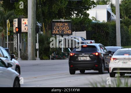 Fort Lauderdale, FL, USA. Juni 2020. Eine allgemeine Ansicht eines Zeichens, das "Strand geschlossen 2. Juli" am Deerfield Strand liest als South Florida Strände für das vierte Juli-Wochenende schließen, Florida berichtet einen weiteren Rekordanstieg in Coronavirus Fällen, Florida Covid-19 Anstieg zeigt, dass der Staat Wiedereröffnungsplan funktioniert nicht am 29. Juni, 2020 in Deerfield Beach, Florida. Kredit: Mpi04/Media Punch/Alamy Live Nachrichten Stockfoto