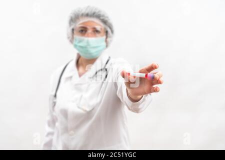 Medizinische Krankenschwester auf weißem Hintergrund, zeigt vergleicht, Reagenzglas mit Viren-Bakterien. Stockfoto