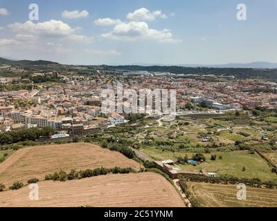 Drohne erschossen. Luftaufnahmen von Caldes de Montbui kleine Stadt neben Barcelona neben einigen Obstgärten und landwirtschaftlichen Feldern. Die Kirche der Heiligen Maria in Stockfoto