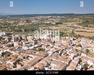 Drohne erschossen. Luftaufnahmen von Caldes de Montbui kleine Stadt neben Barcelona neben einigen Obstgärten und landwirtschaftlichen Feldern. Die Kirche der Heiligen Maria in Stockfoto