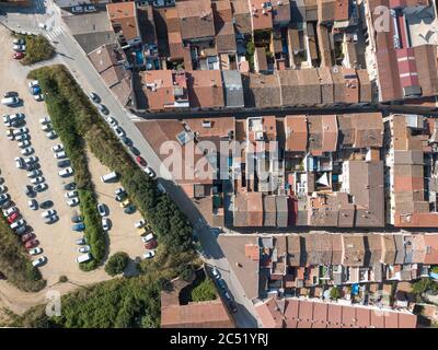 Drohnenbild einer Top-Down-Luftaufnahme eines Stadtgebiets in einer kleinen Stadt neben einigen Bäumen. Stockfoto