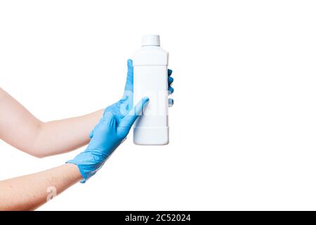 Weiße Plastikflasche für Desinfektionsmittel in der Hand mit einem blauen medizinischen sterilen Handschuh zeigt einen Finger auf die Flasche mit einem Platz für Text, Nahaufnahme Objekt Stockfoto