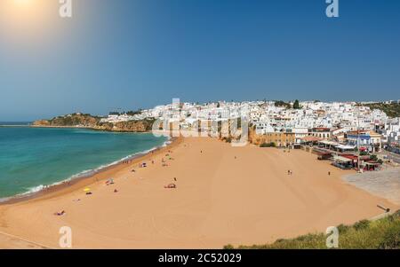 Luftpanorama von Albufeira, Algarve, Portugal. Schöne Sicht auf die Meerlandschaft mit dem Strand, Meer. Sonniger Tag. Stockfoto