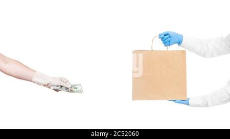 Gesichtslose Lieferung Mann in den Händen halten braun Handwerk Papier Paket und Hand hält Geld für die Lieferung von Lebensmitteln isoliert auf weiß, sicher online kaufen so zu bezahlen Stockfoto