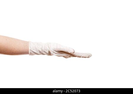 Hand in einem sterilen weißen Handschuh hält eine Handfläche Demonstration Geste isoliert auf einem weißen Hintergrund mit einem Kopierraum. Stockfoto