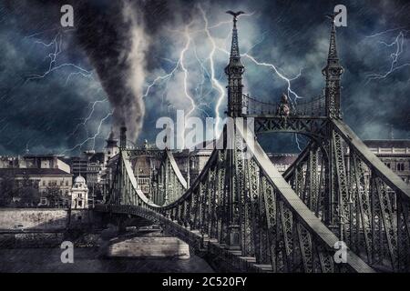 Apokalyptisches Stadtbild in Budapest mit Tornado, starkem Regen und Beleuchtung. Digitale Illustration Stockfoto