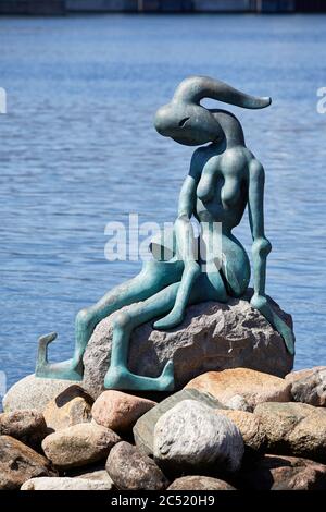 Die genetisch veränderte kleine Meerjungfrau, Bronzeskulptur von Bjørn Nørgaard (2000); Kopenhagen, Dänemark Stockfoto