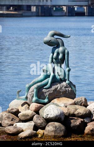 Die genetisch veränderte kleine Meerjungfrau, Bronzeskulptur von Bjørn Nørgaard (2000); Kopenhagen, Dänemark Stockfoto