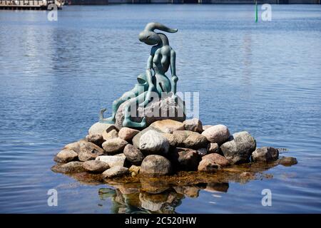 Die genetisch veränderte kleine Meerjungfrau, Bronzeskulptur von Bjørn Nørgaard (2000); Kopenhagen, Dänemark Stockfoto