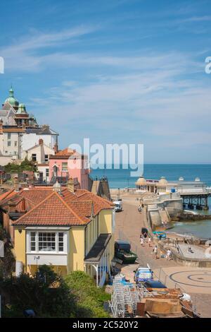 Traditionelle britische Küstenstadt, Blick im Sommer auf die Esplanade und Edwardian Ära Pier in der Küstenstadt Cromer, Norfolk, England, Großbritannien Stockfoto