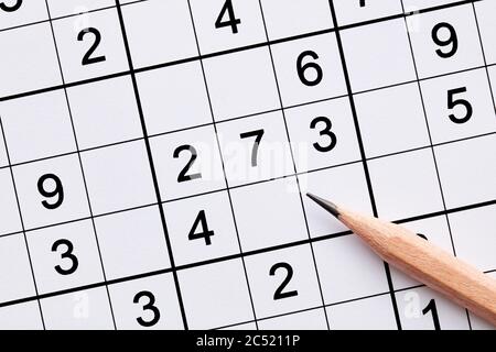 Nahaufnahme Sudoku Puzzle-Spiel und Bleistift. Flache Lay-Ansicht über dem Kopf. Stockfoto