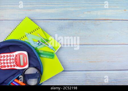 Schüler Rucksack und verschiedene Schulbedarf, Studing, Bildung und zurück zur Schule Konzept. Stockfoto