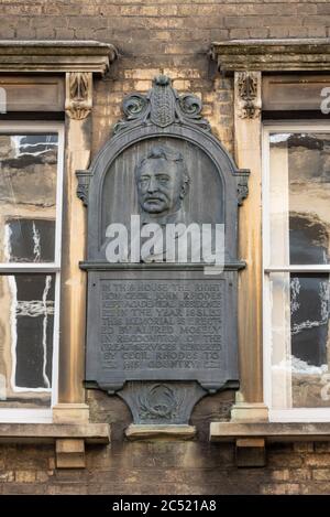 Gedenktafel an der Mauer der King Edward Street 6, Oxford, zur Erinnerung an die Zeit, als Cecil Rhodes dort als Student im Jahr 1881 lebte. Die Plakette ist um die Ecke von der Statue von Rhodos, die der Fokus der Proteste von der Black Lives Matter und Rhodos muss fallen Demonstrationen von 2020, aus Protest gegen sein Profil als Kolonialist. Stockfoto