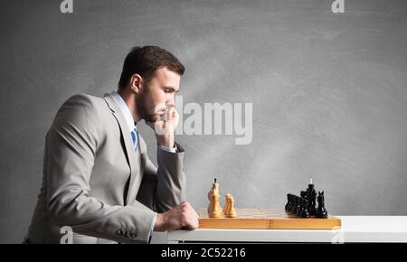 Geschäftsmann bewegt Schachfigur im Schachbrett Stockfoto