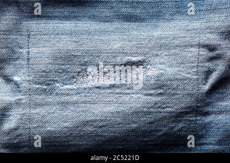 Blaue Jeans Denim-Textur mit einem Patch. Nahaufnahme. Stockfoto
