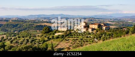 Landschaft der Crete Senesi, einem Getreideanbaugebiet mit karstigen Abschnitten. Hier im herbstlichen Abendlicht Stockfoto