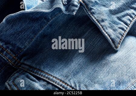Jackenkragen in Denim oder Blau. Nahaufnahme. Stockfoto
