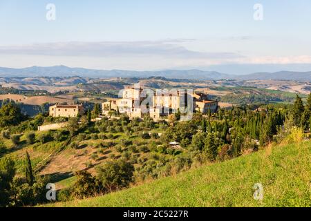 Landschaft der Crete Senesi, einem Getreideanbaugebiet mit karstigen Abschnitten. Hier im herbstlichen Abendlicht Stockfoto