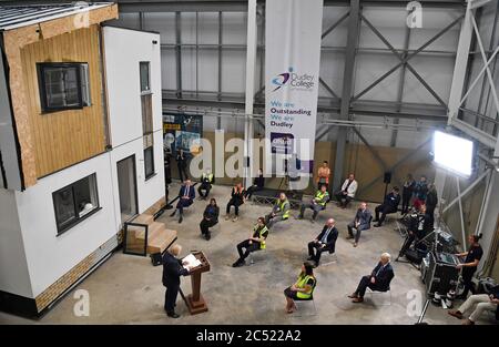 Premierminister Boris Johnson hielt eine Rede während eines Besuchs am Dudley College of Technology in Dudley, sagte er, er werde in die Fußstapfen von Präsident Franklin D. Roosevelt treten, Die WHO führte die USA in den 1930er Jahren aus der Großen Depression heraus, indem sie in Infrastrukturprojekte investierte, um die Erholung des Landes von der Coronavirus-Pandemie anzuregen. Stockfoto