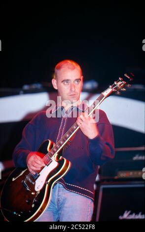 Oasis live am Loch Lomond 3. Aug 1996: Paul 'Bonehead' Arthurs Stockfoto