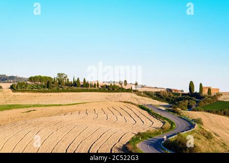 Landschaft der Crete Senesi, einem Getreideanbaugebiet mit karstigen Abschnitten. Hier im herbstlichen Abendlicht Stockfoto