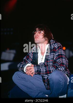 Oasis im Konzert im Manchester City Stadium in Maine Road, Manchester 27. April 1996: Liam Gallagher Stockfoto