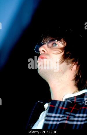 Oasis im Konzert im Manchester City Stadium in Maine Road, Manchester 27. April 1996: Liam Gallagher Stockfoto